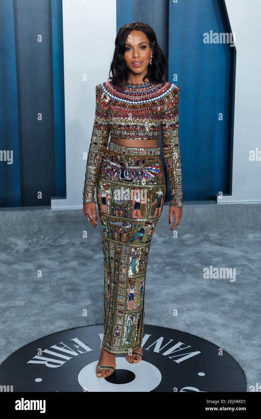 Kerry Washington walking on the red carpet at the 2020 Vanity Fair