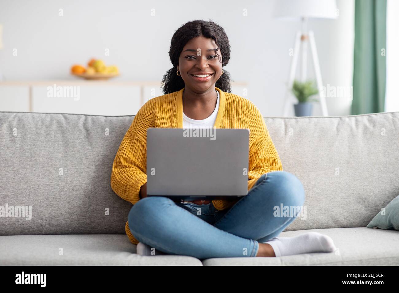 Black woman working from home hi-res stock photography and images - Alamy