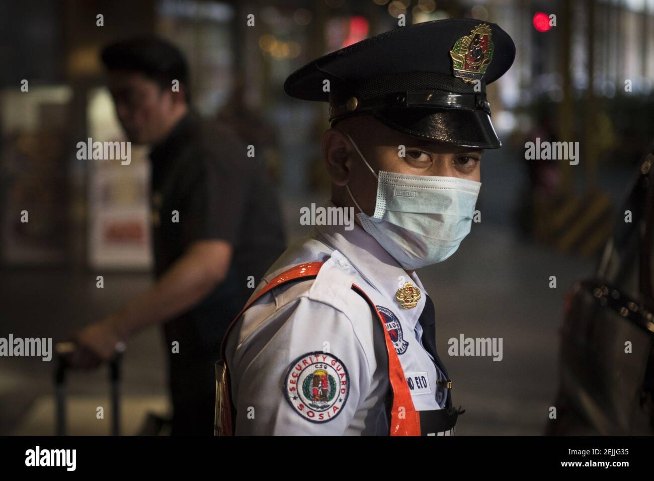 A security guard wears a face mask as a precaution to the outbreak of the coronavirus. Filipinos remain anxious over a new coronavirus known as Covid-19 which originated in Wuhan, China in December 2019. The Philippines’ Department of Health announced the country’s first death due to the virus on 2 February - the first reported death outside of China. The number of 2019-nCoV cases worldwide has already surpassed that of the 2003 Sars epidemic, with the death toll now over 1300. (Photo by Oliver Haynes / SOPA Images/Sipa USA) Stock Photo