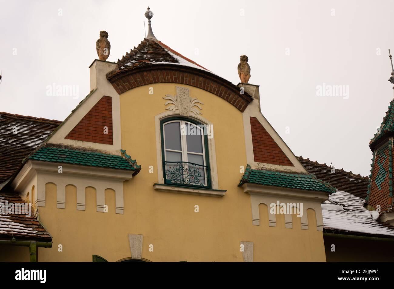 Alte Dachgaube in altertümlichem Stil mit sehr schönen Verzierungen Stock Photo