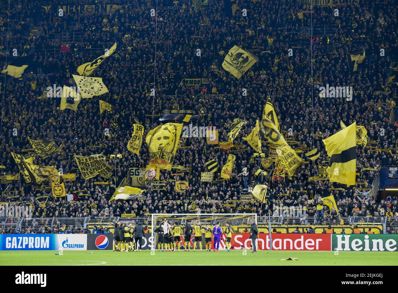 Supporters of borussia dortmund hi-res stock photography and images - Alamy