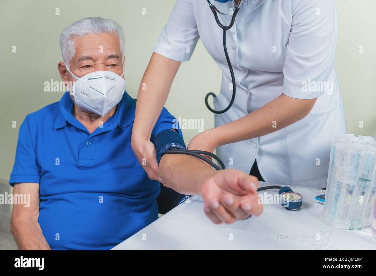 shows how to measure blood pressure in an older man Stock Photo