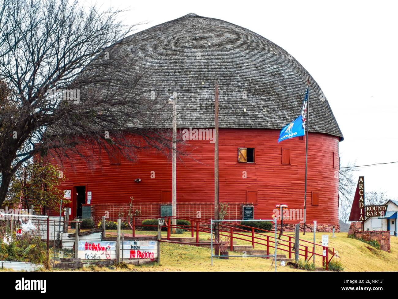 Arcadia Oklahoma 11 -13 - 2017 Landmark - old wood Big Red Round Barn and OK and USA flags Stock Photo