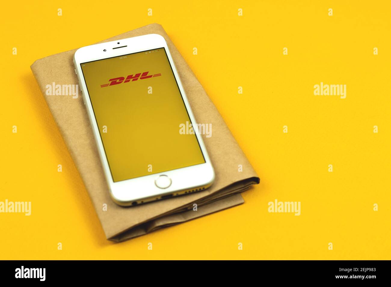 Kharkov, Ukraine - February 22, 2021: DHL paket app on screen of Apple  smartphone, tracking your parcel concept Stock Photo - Alamy