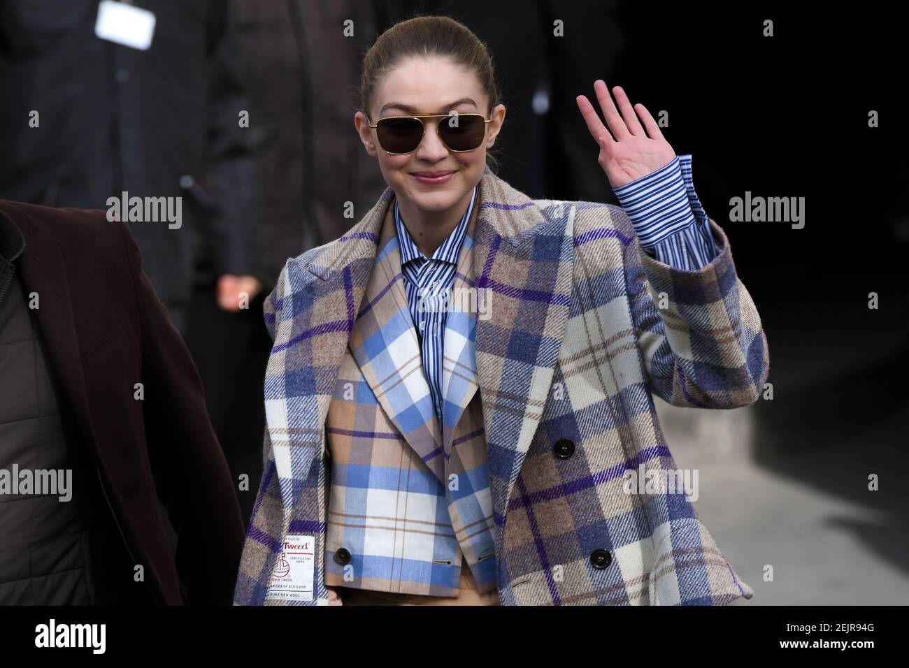 Gigi Hadid - People au defile Chanel collection pret-a-porter Automne/Hiver  2020-2021 lors de la Fashion Week a Paris. People leaving the Chanel Fall /  Winter 2020-2021 ready-to-wear collection fashion show during Paris