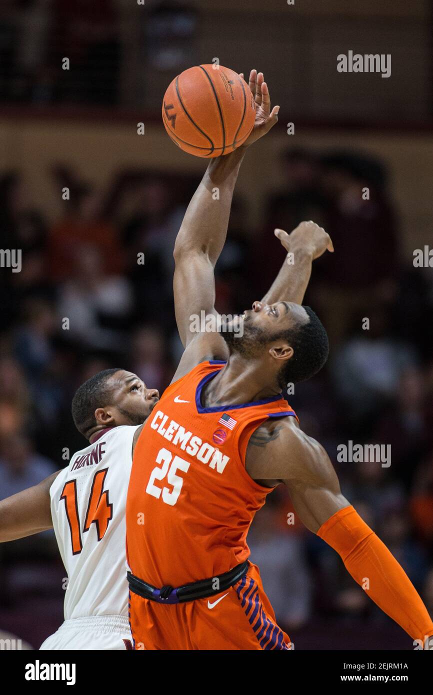 January 4, 2020 Clemson Tigers forward Aamir Simms (25) wins the