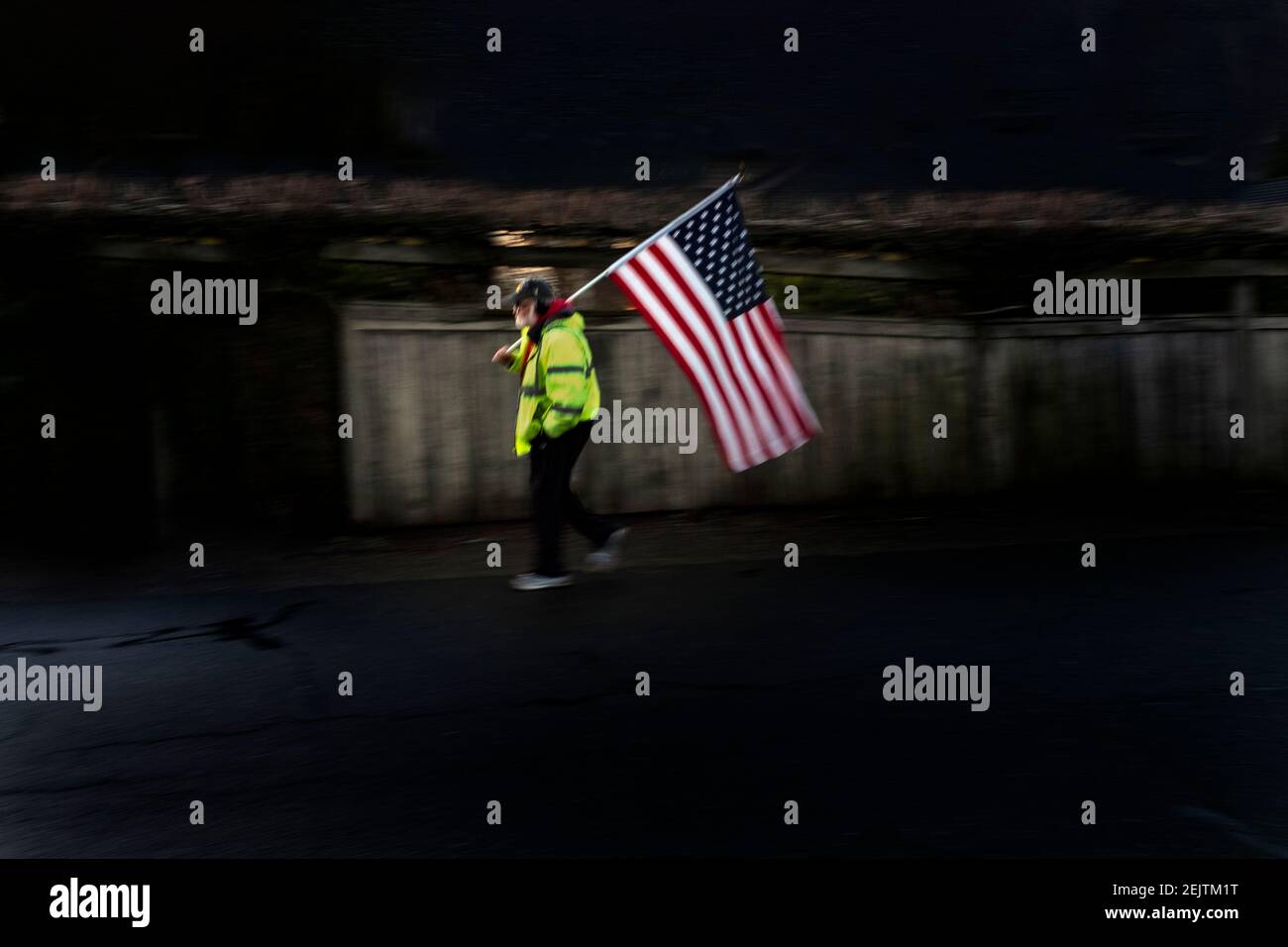 WA20099-00..... Washington, - Vietnam veteran MIKE REAGAN walks the streets with an American Flag. Mike takes his daily walk with the flag. Stock Photo