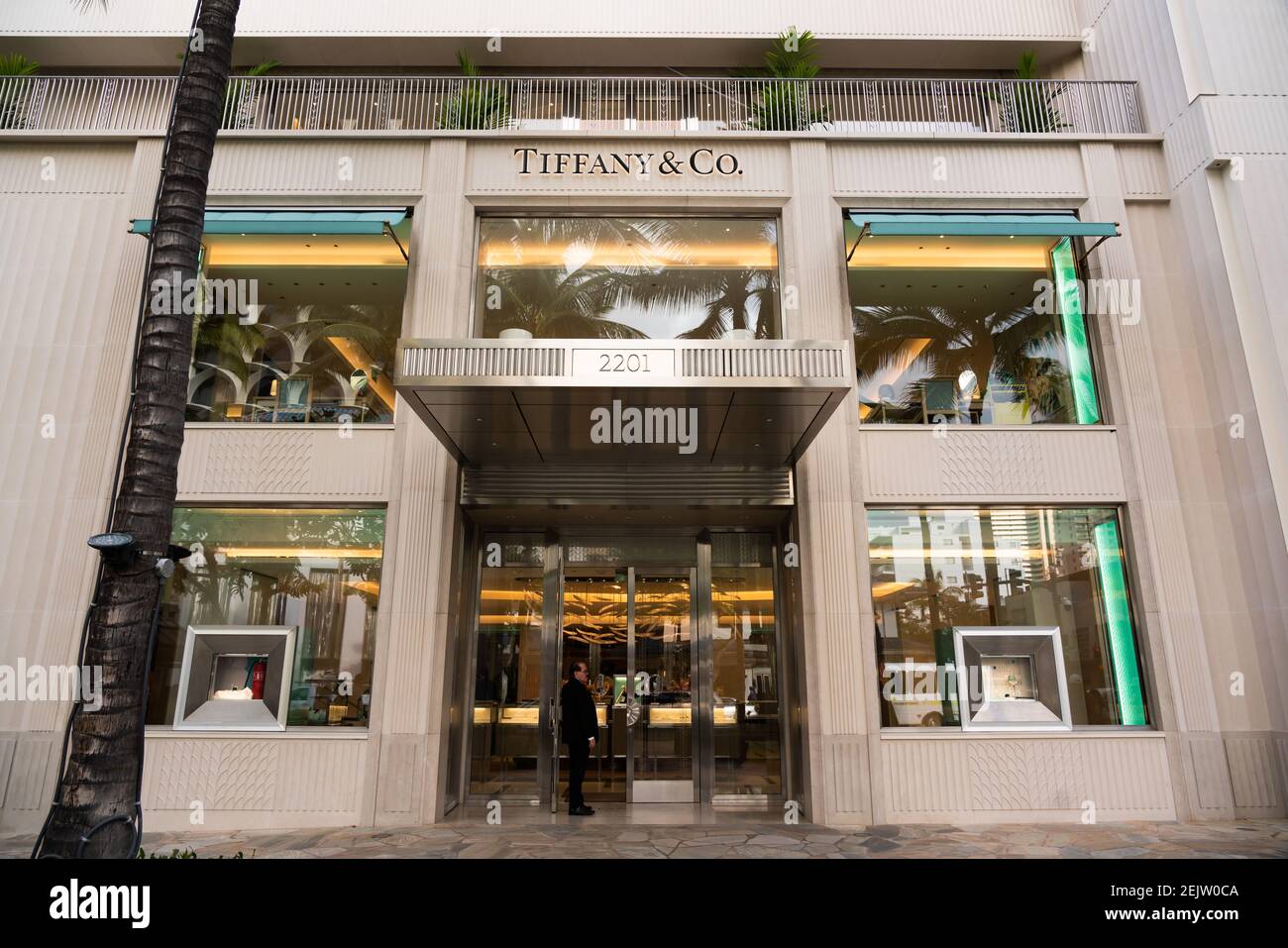 Employees have a conversation at a Tiffany & Co. store in Shanghai,  Fotografía de noticias - Getty Images