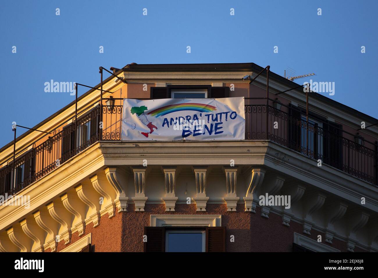 A banner with written “everything will be all right” on a building in Rome, Italy on March 23, 2020, during the 14th day of lockdown imposed nationwide by the Italian government that tries to tackle the coronavirus outbreak. Every movements in the citiies are restricted, and streets usually filled with life and traffic are almost empty (Photo by Giuseppe Fama/Pacific Press/Sipa USA) Stock Photo