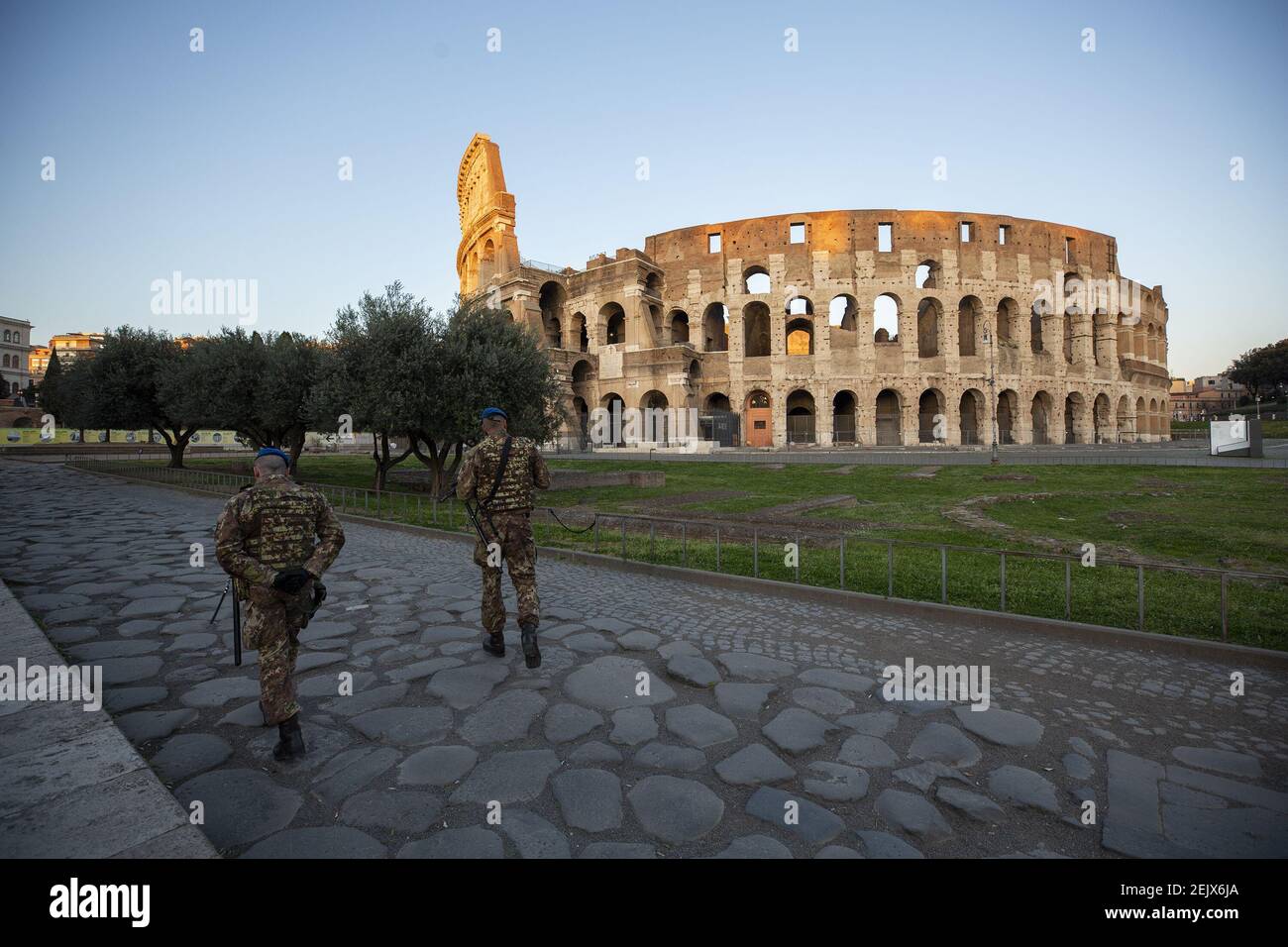 Two soldiers walking in front of the Colosseum in Rome, Italy on March 23, 2020, during the 14th day of lockdown imposed nationwide by the Italian government that tries to tackle the coronavirus outbreak. Every movements in the citiies are restricted, and streets usually filled with life and traffic are almost empty (Photo by Giuseppe Fama/Pacific Press/Sipa USA) Stock Photo