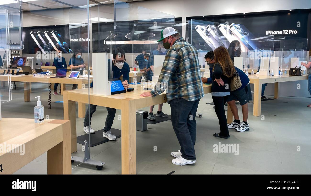 Apple retail store, Mall of Georgia, Beuford, Georgia, USA Stock Photo -  Alamy