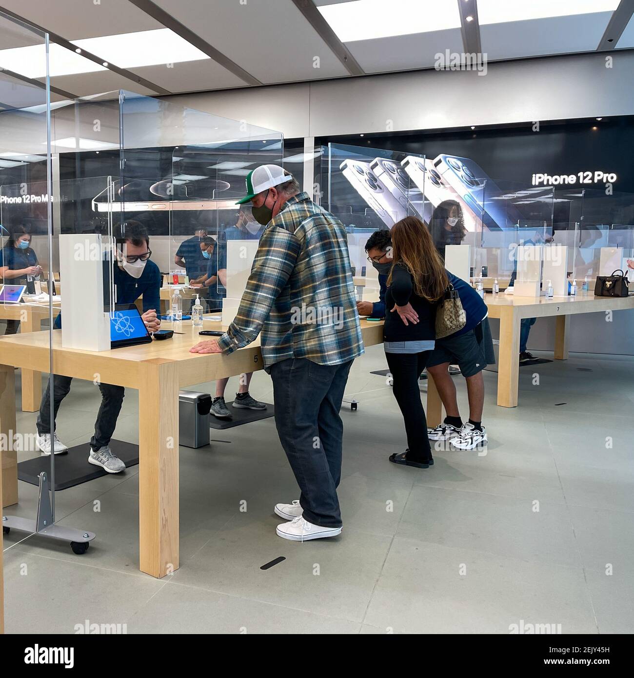 Apple retail store, Mall of Georgia, Beuford, Georgia, USA Stock Photo -  Alamy