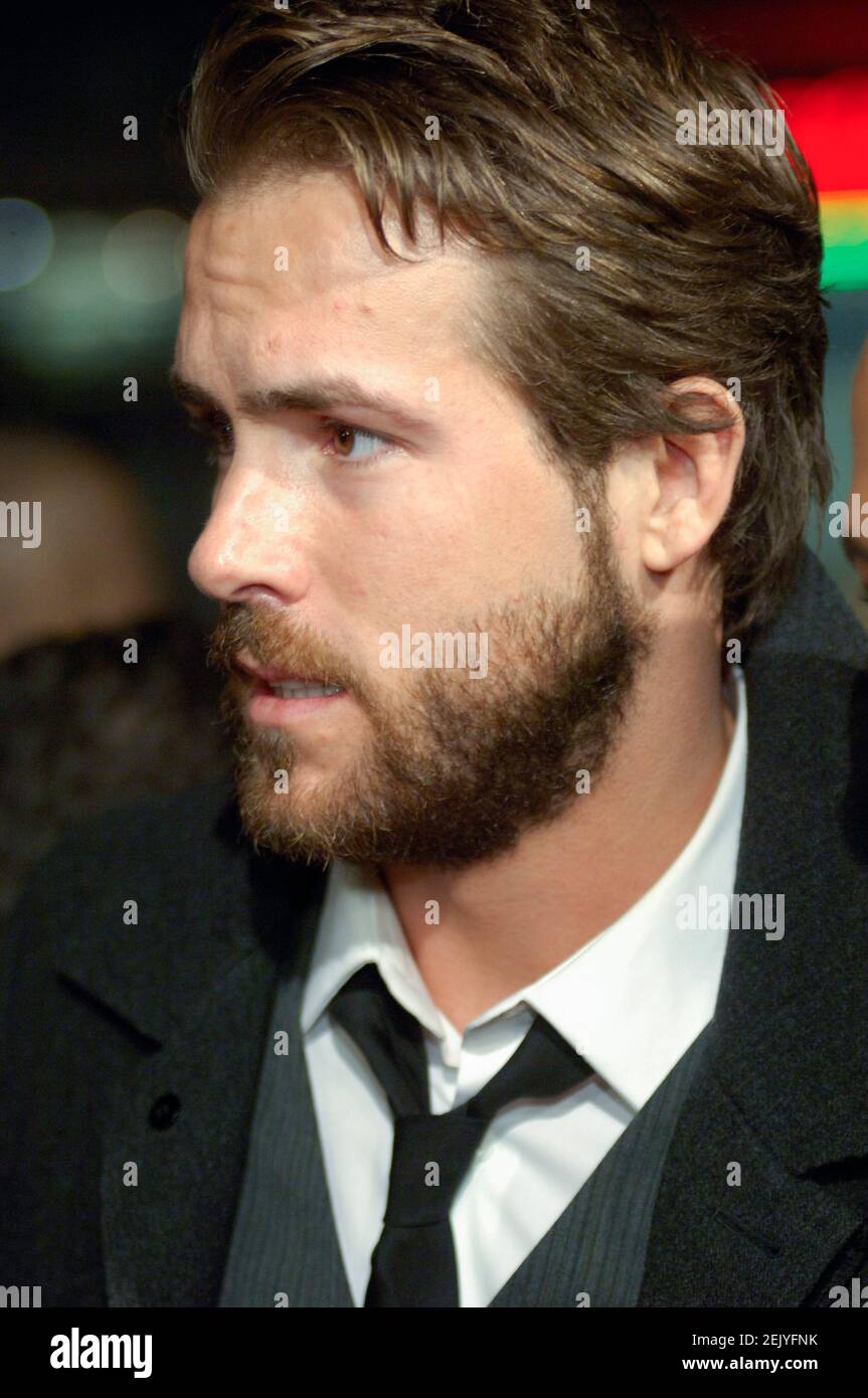 Actor Ryan Reynolds attends arrivals for the premiere of Smokin' Aces at  Grauman's Chinese Theater on January 18, 2007 in Hollywood, California.  Credit: Jared Milgrim/The Photo Access Stock Photo - Alamy