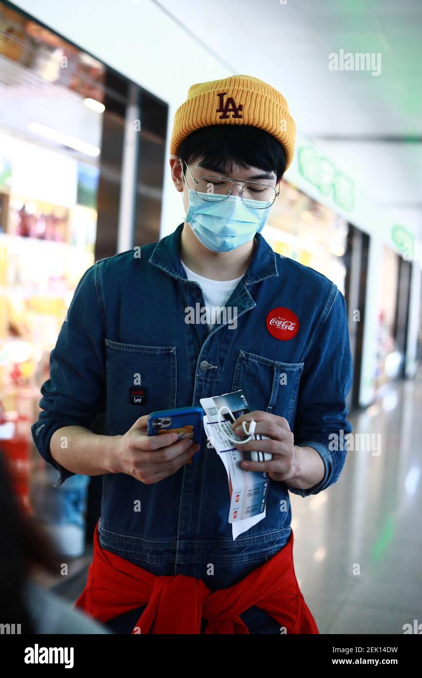 Chinese actor and singer Tong Zhuo shows up in a Changsha airport