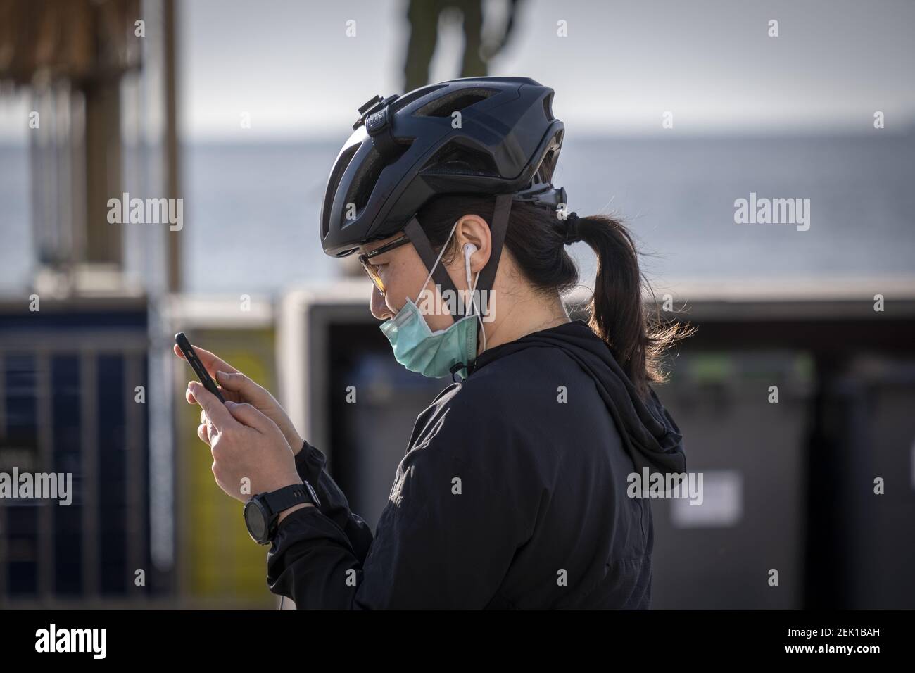 Cycling helmet with face shield best sale