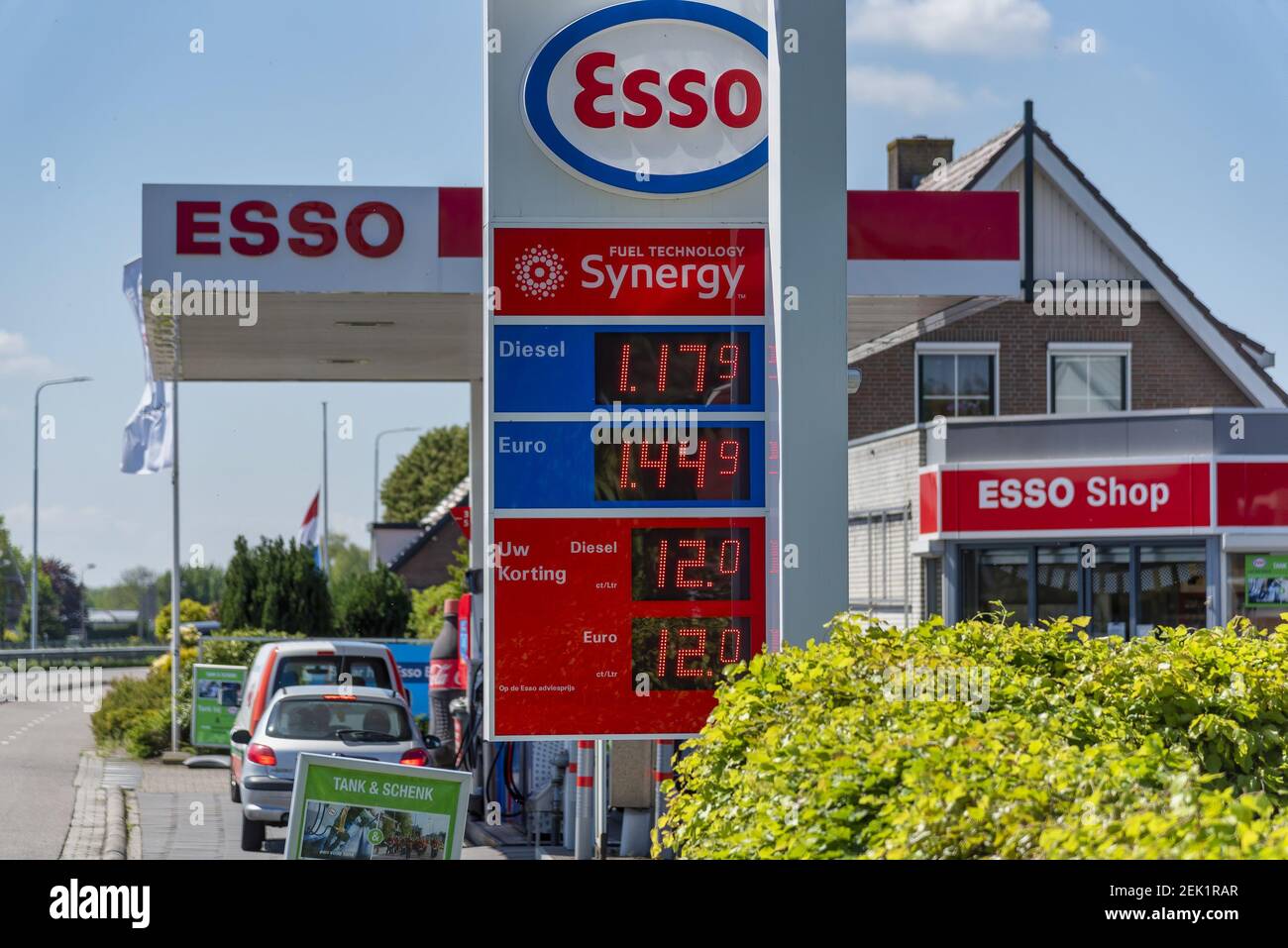 ALPHEN AD RIJN Goedkoop tanken in Nederland. Esso tankstation met hoge (Photo by Pro Shots/Sipa USA Stock Photo Alamy