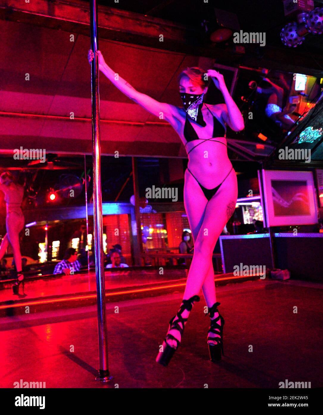 Amateur Girls Film Their Night with the Strippers
