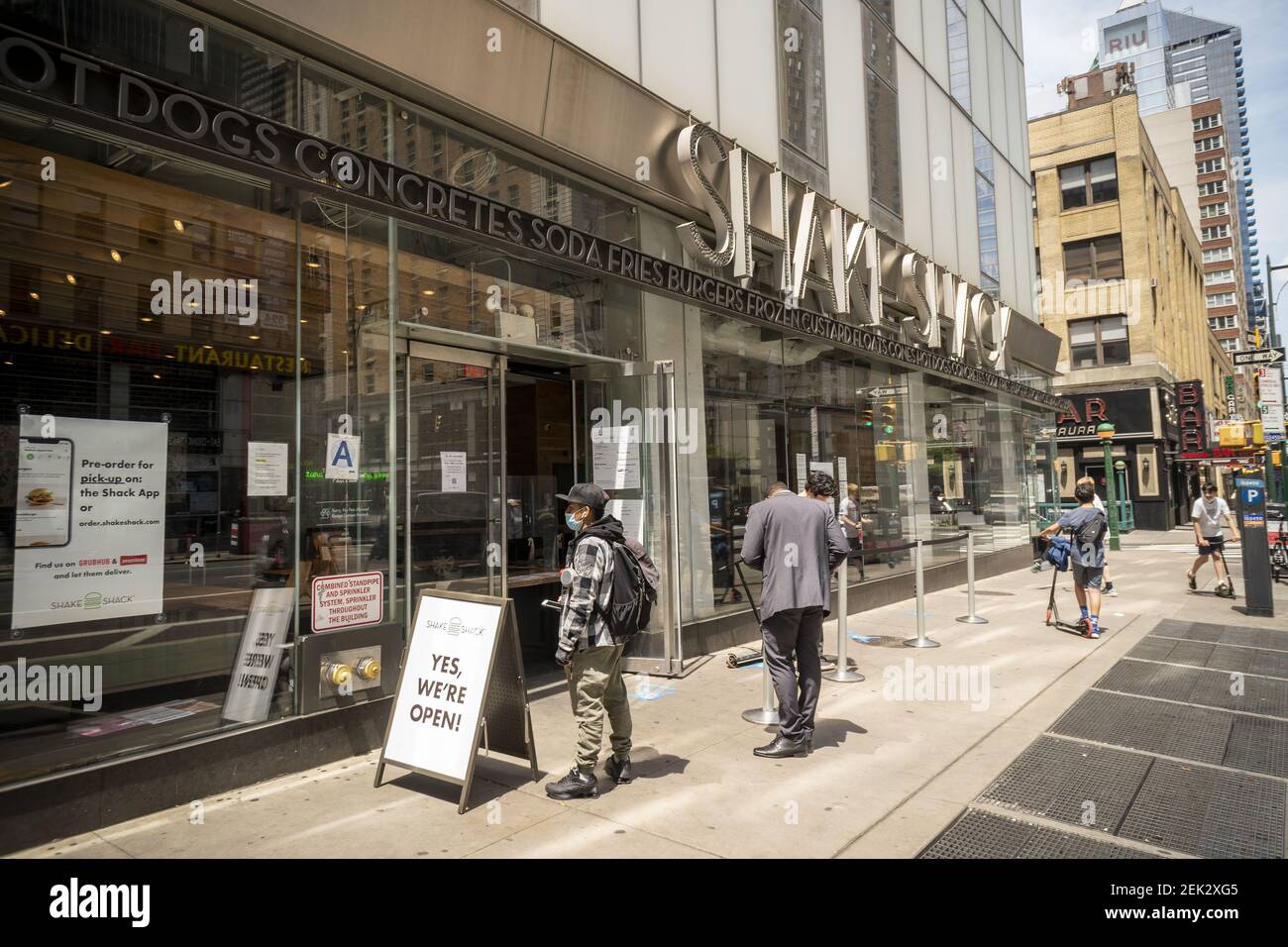 The Shake Shack is open for take out and delivery in Midtown Manhattan ...