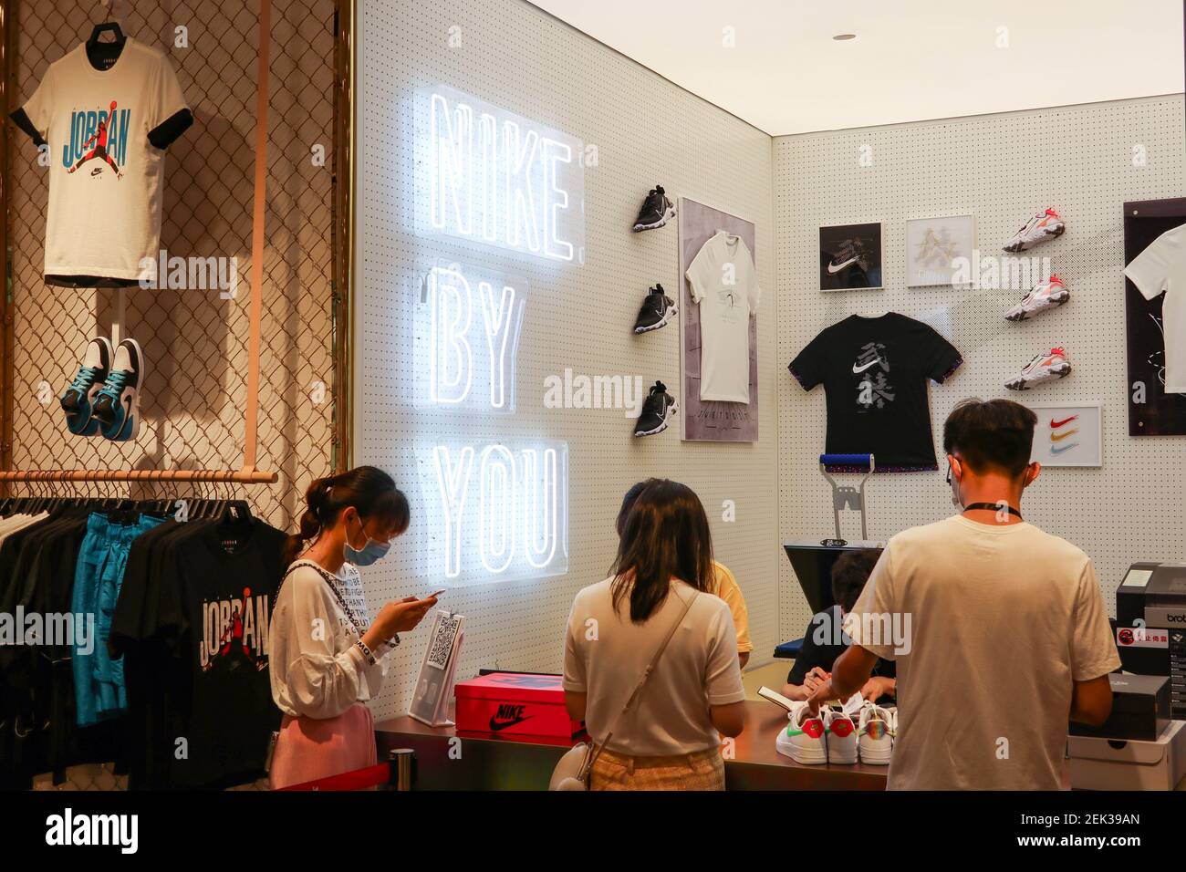 pedal hydrogen Vandret People shop at the Nike Kicks Lounge L1 2.0 experience store in Hangzhou  city, east China's Zhejiang province, 20 May 2020. (Photo by Zhan  Yu/ChinaImages/Sipa USA Stock Photo - Alamy