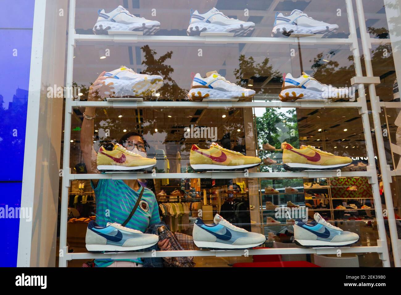 nike kicks lounge east