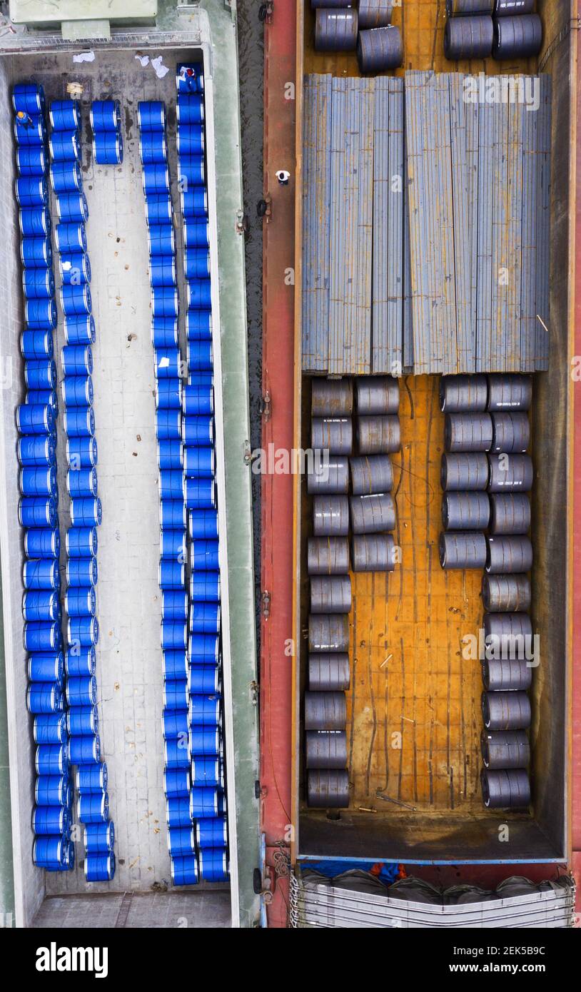 TAICANG, CHINA - JUNE 9, 2020 - Wharf workers lift cold-rolled steel coil and hot-rolled steel coil. Taicang City, Jiangsu Province, China, June 9, 2020. (Photo by Finn / Costfoto/Sipa USA) Stock Photo