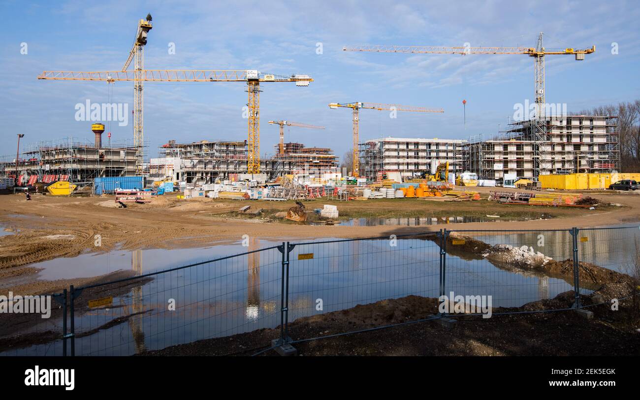 Hanover, Germany. 23rd Feb, 2021. Construction cranes stand by new apartment buildings in the major urban development project Wasserstadt Limmer. After three years, the federal government will take stock of its housing policy on 23.02.2021. Credit: Julian Stratenschulte/dpa/Alamy Live News Stock Photo