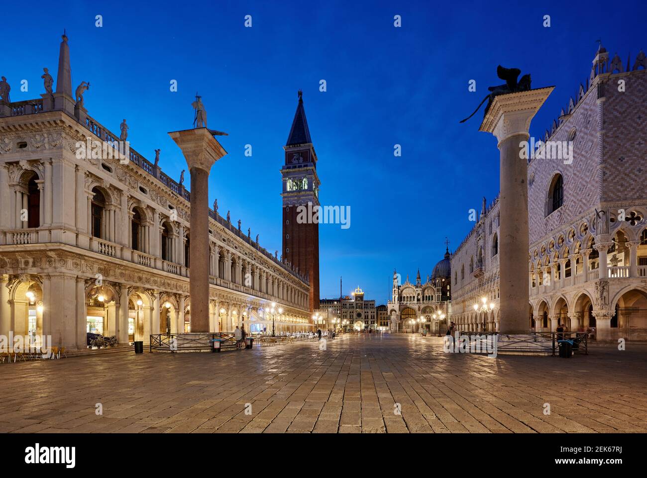 Twilight shot of Colonna di San Marco mit Doge's Palace and Piazetta San Marco, St Mark's Campanile behind, Venice, Veneto, Italy Stock Photo
