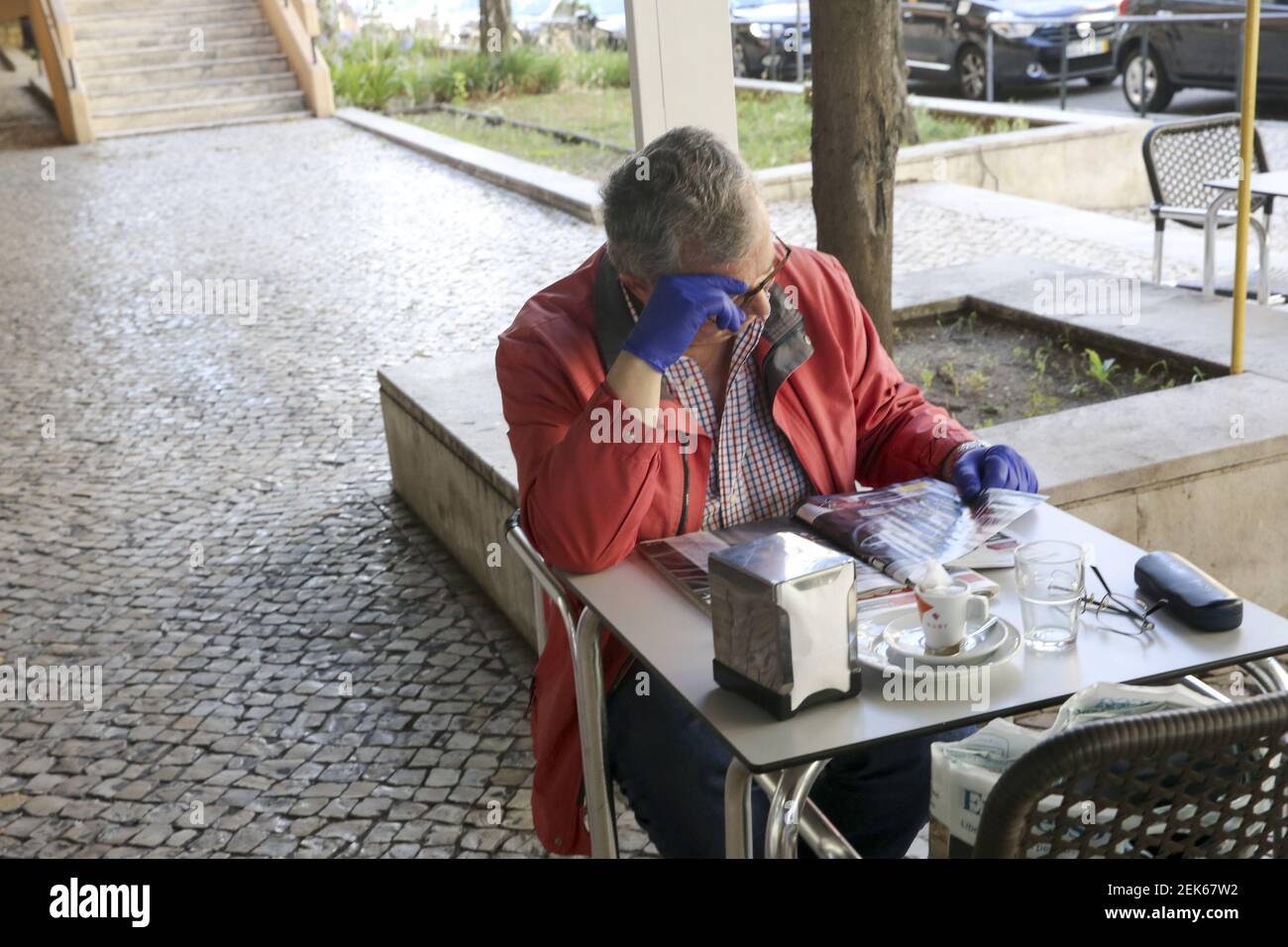Lisbon, 06/18/2020 Report on reading newspapers in cafes. In the