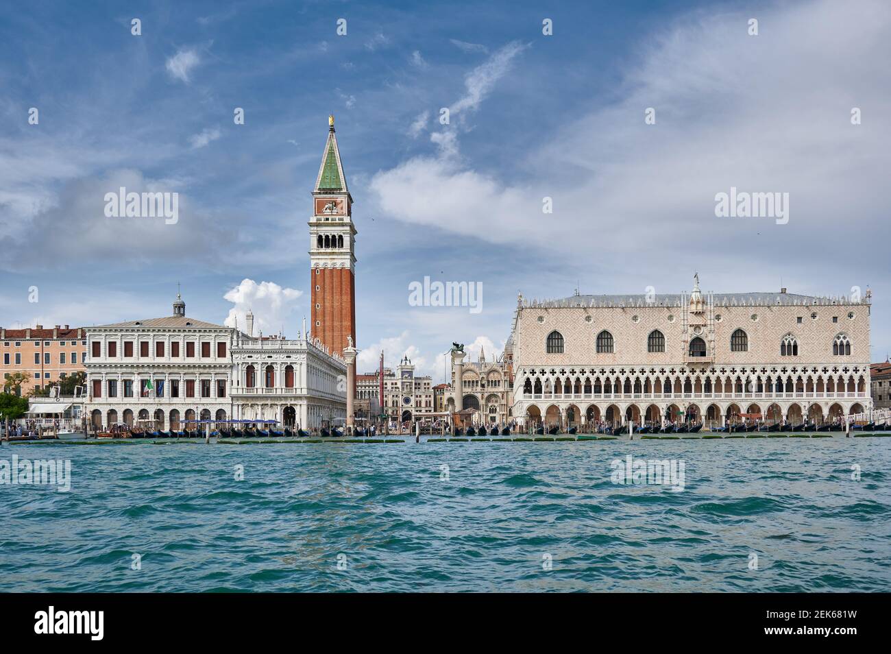 Dogenpalst, Biblioteca Nazionale Marciana und Markusturm vom Wasser aus gesehen, Venedig, Venetien, Italien  |Doge's Palace, Biblioteca Nazionale Marc Stock Photo