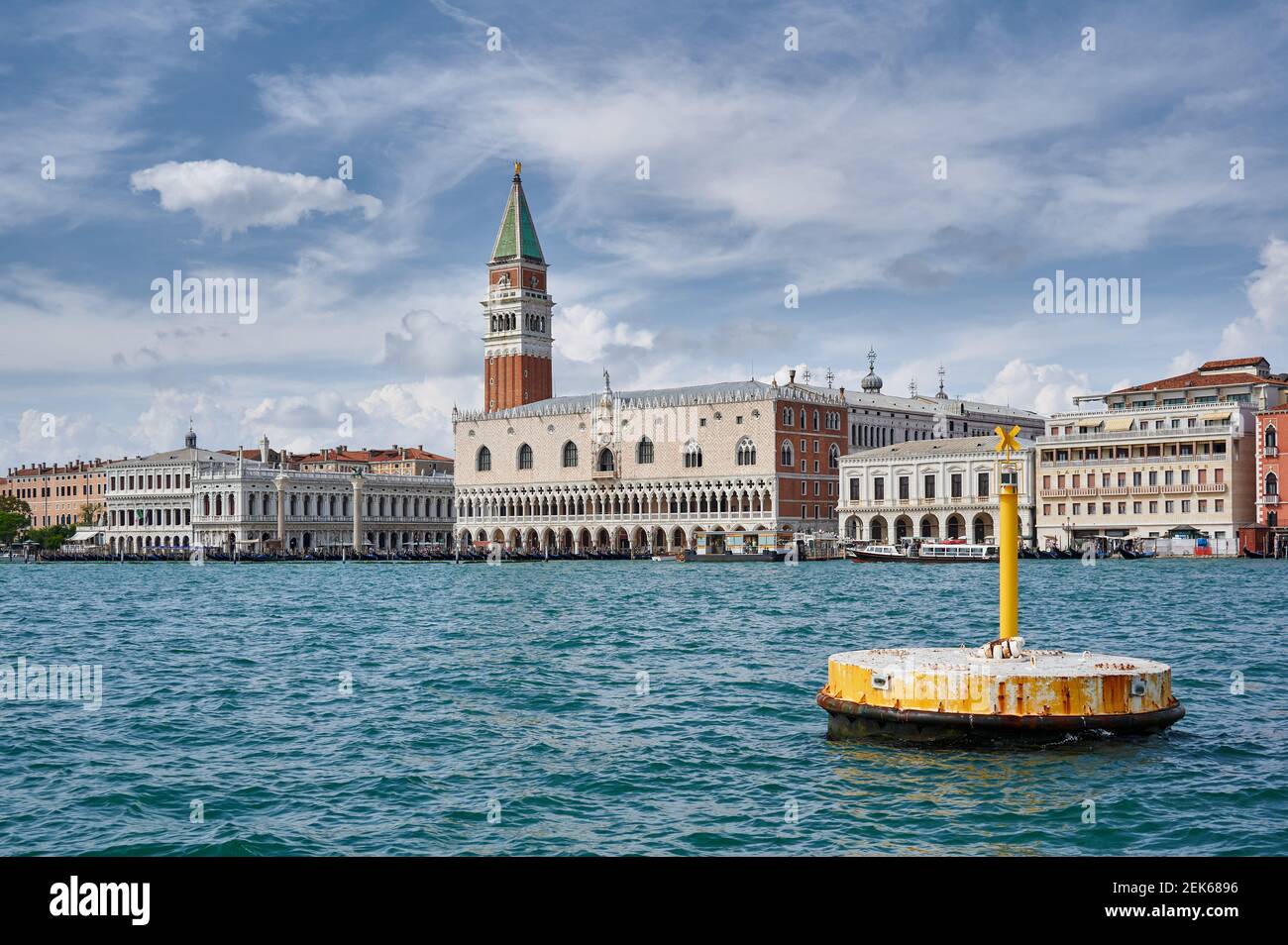 Dogenpalst, Biblioteca Nazionale Marciana und Markusturm vom Wasser aus gesehen, Venedig, Venetien, Italien  |Doge's Palace, Biblioteca Nazionale Marc Stock Photo