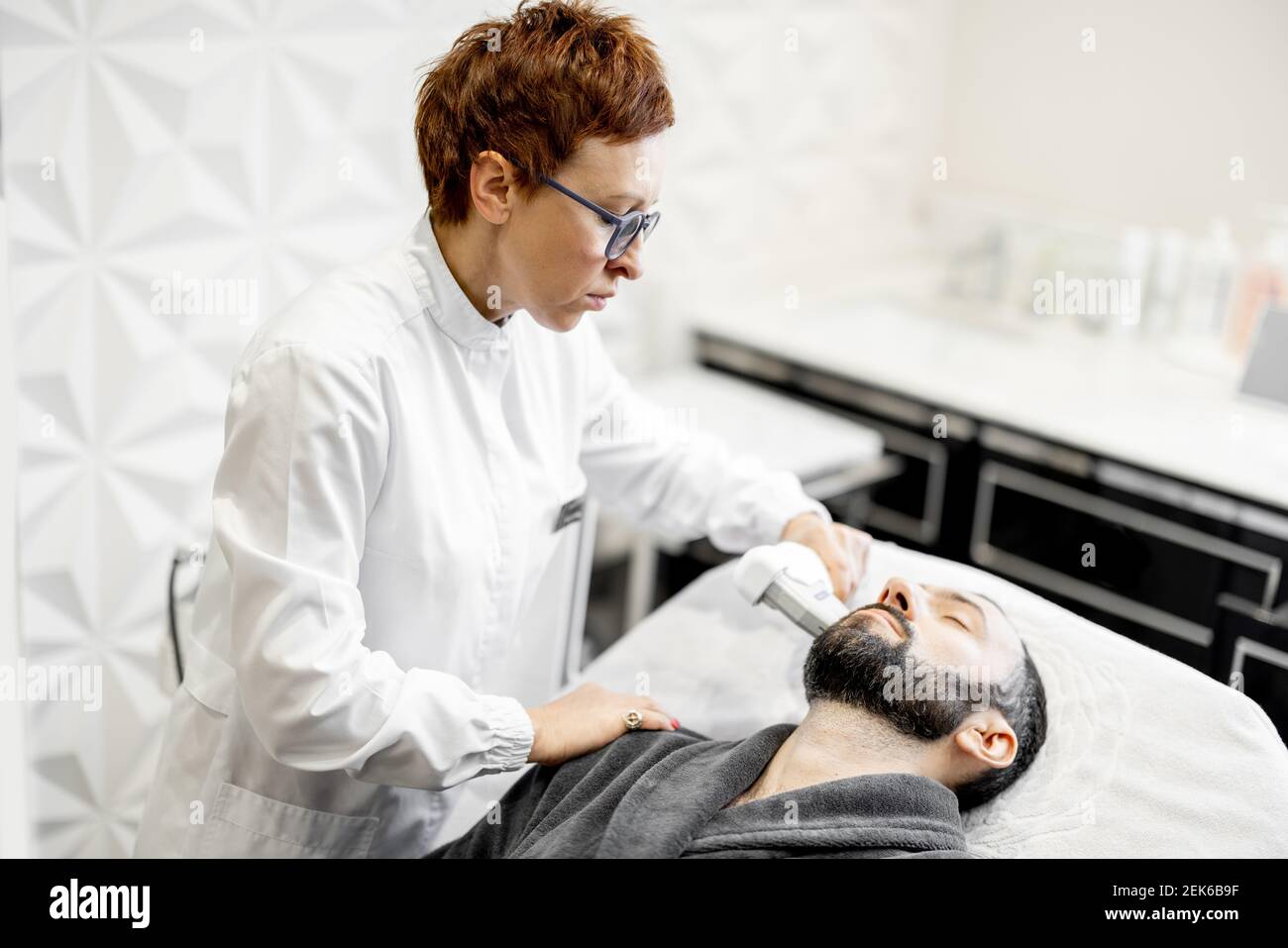 Ultrasound facial procedure hi-res stock photography and images - Alamy