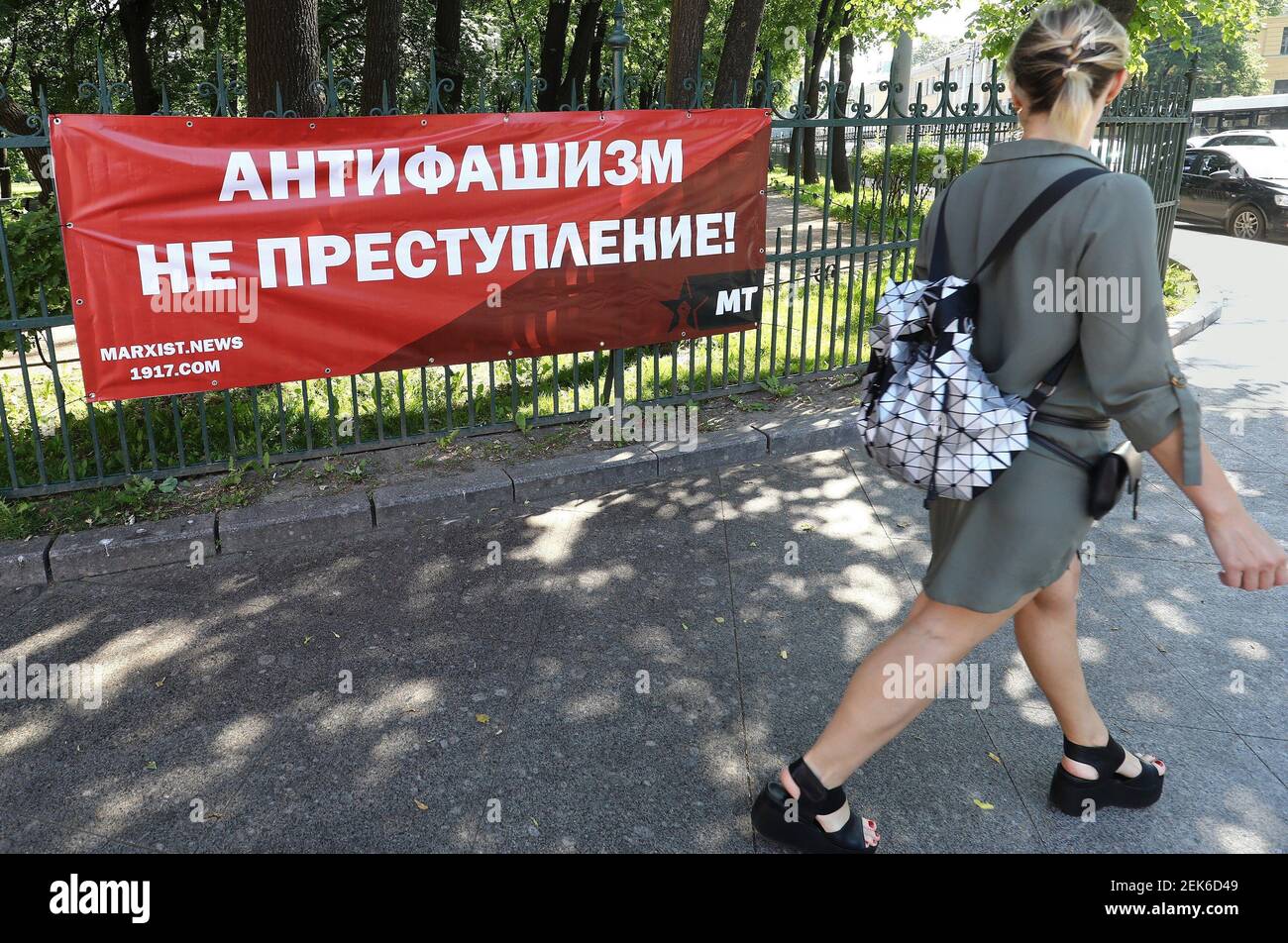 Thu., Jun. 18, 2020, Russia, St. Petersburg. Regular hearing of the Moscow District Military Court in the case of Yuliy Boyarshinov and Viktor Filinkov, accused under Part 2 of Art. 205.4 of the Russian Criminal Code 'Organization and Participation in the terrorist group' (The Network Case). Banner at the courthouse reading: 'Antifascism is not a crime!' Kommersant Photo/David Frenkel' #RU 18.06.2020, ??????, ?????-?????????. ????????? ????????? ??????? ????????? ????????? ???????? ???? ? ?????? ???????????? ?????????? ???? ? ????????? ???? ?????????? ? ??????? ?????????, ?????????? ?? ?. 2 ?? Stock Photo