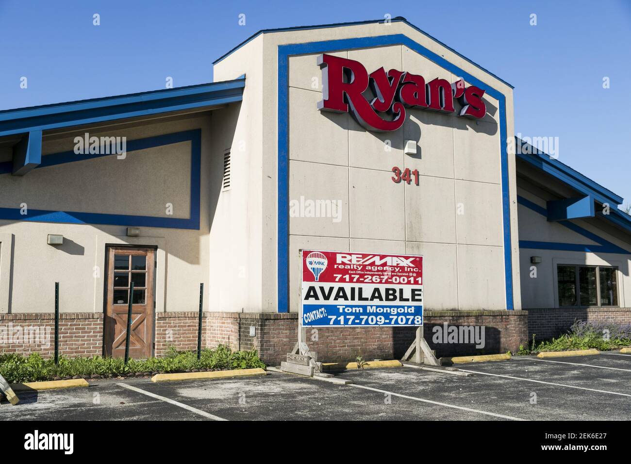 A logo sign outside of a closed and abandoned Ryan's Buffet restaurant ...