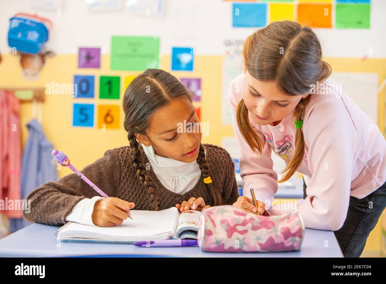 Children helping each other classroom hi-res stock photography and ...