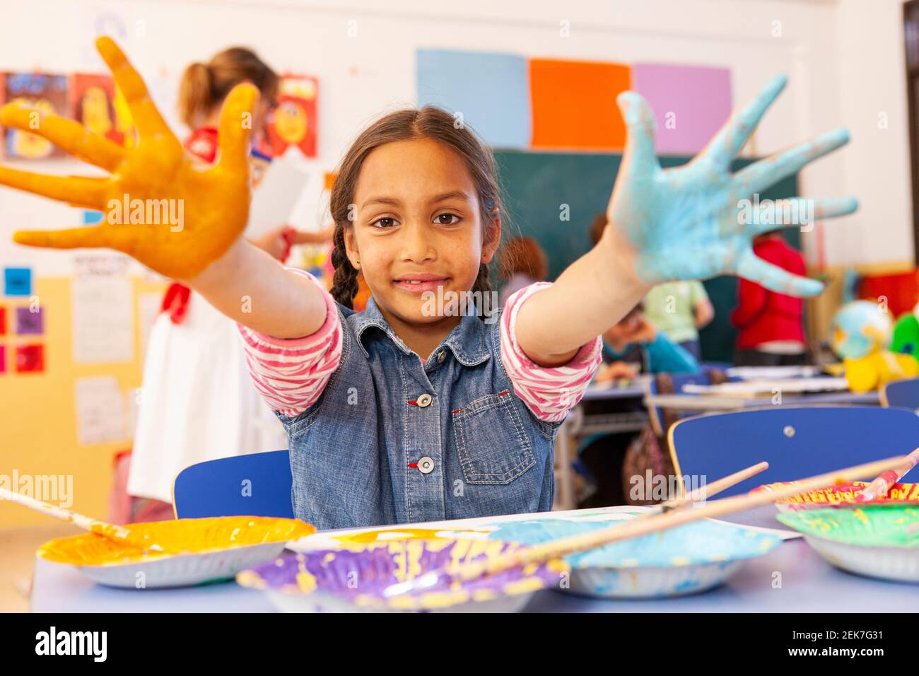 Art class in a school classroom Stock Photo Alamy