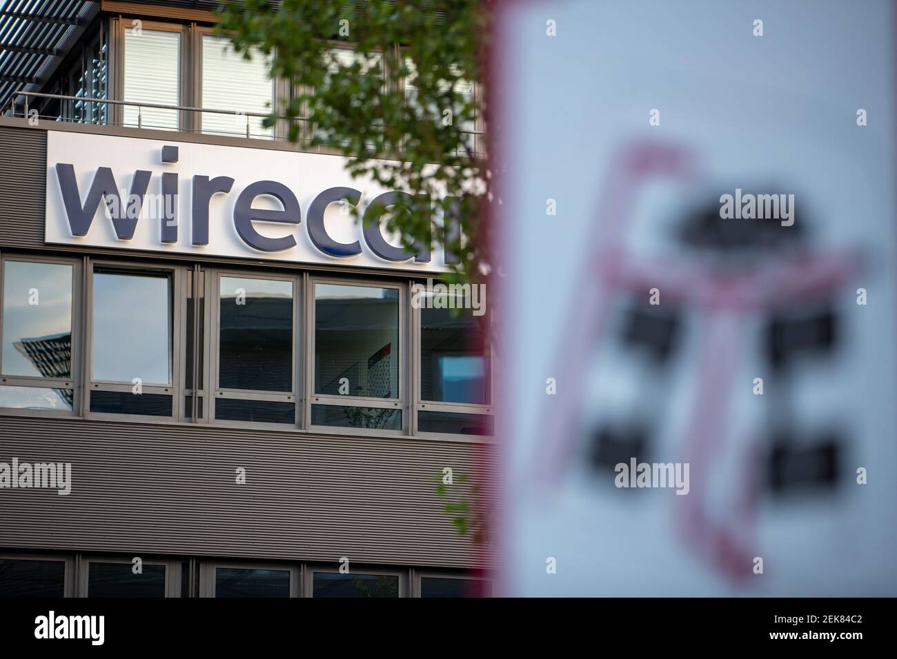 Blick auf die Zentrale des insolventen Dax Unternehmens Wirecard hinter  einem Feuerwehrschild. Nachdem die Wirtschaftsprüfer Ernst & Young ( EY )  das Testat verweigert hatten und 1, 9 Milliarden Euro fehlen, konnte