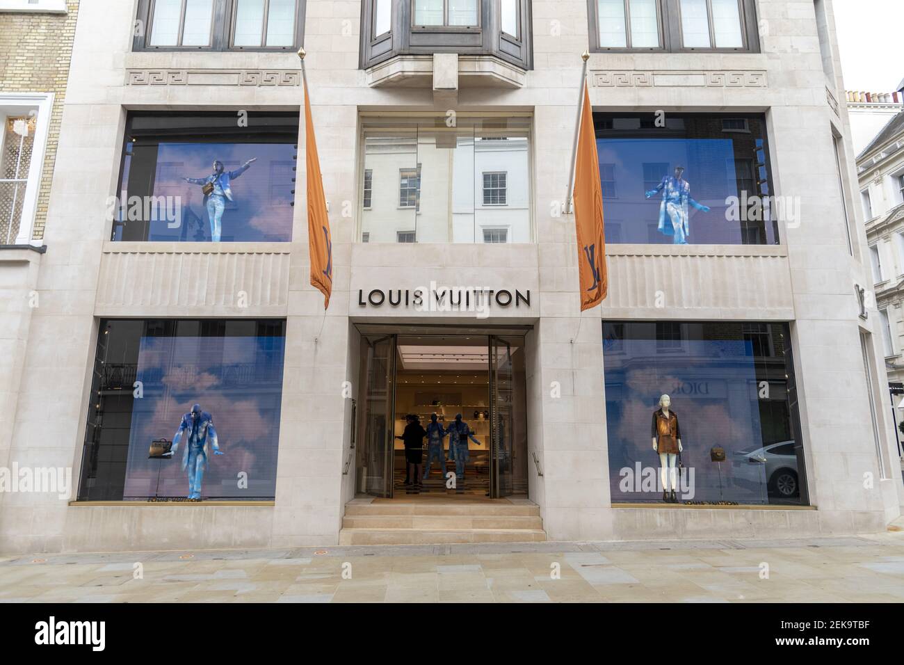 Sabre Graphics - Wow the Louis Vuitton hoarding on New Bond St really is  next level stuff! Super impressive! Anyone know who produced it?? . . .  #loiusvuitton #lv #hoarding #london #fashion