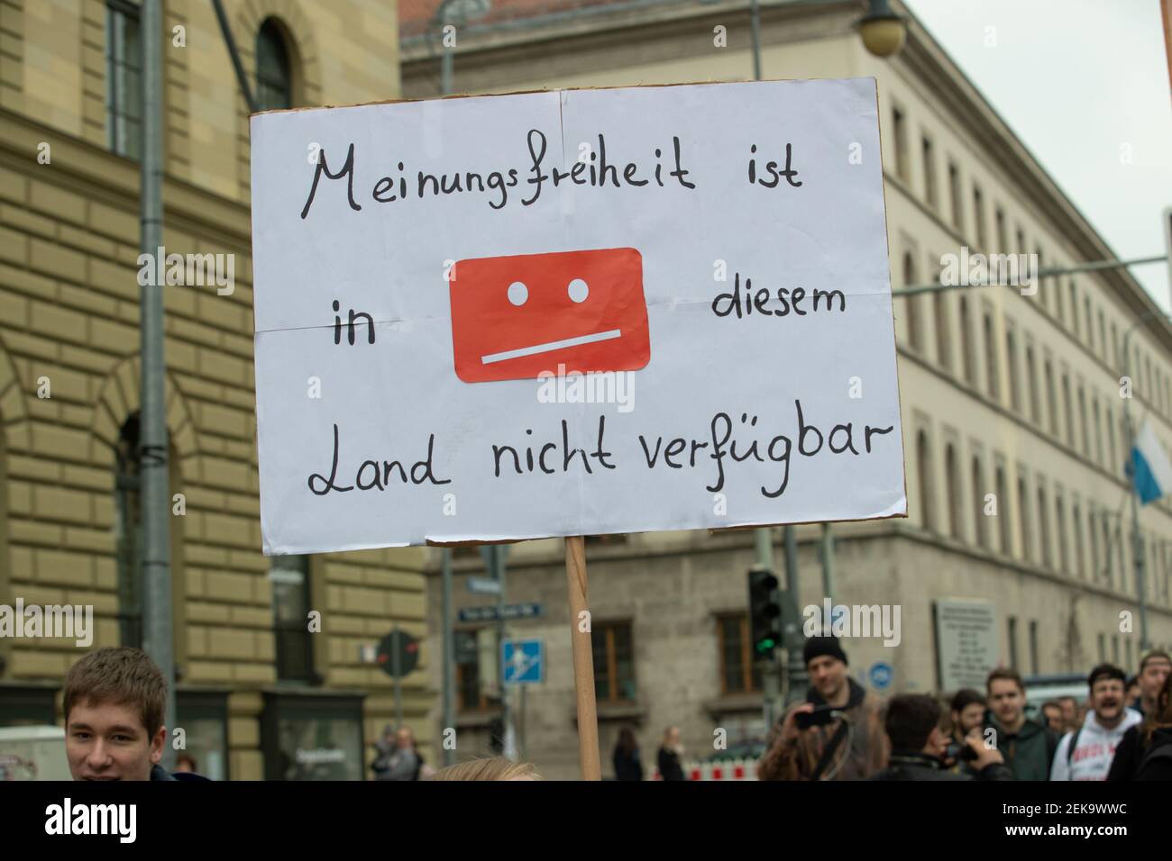 Aufschrift auf Plakat " Meinungsfreiheit in diesem Land nicht verfügbar ". In München haben am 13.4.2019 einige Dutzend Menschen gegen die Urheberrechtsreform und Artikel 11, 12 und 13 protestiert. (Photo by Alexander Pohl/Sipa USA) Stock Photo