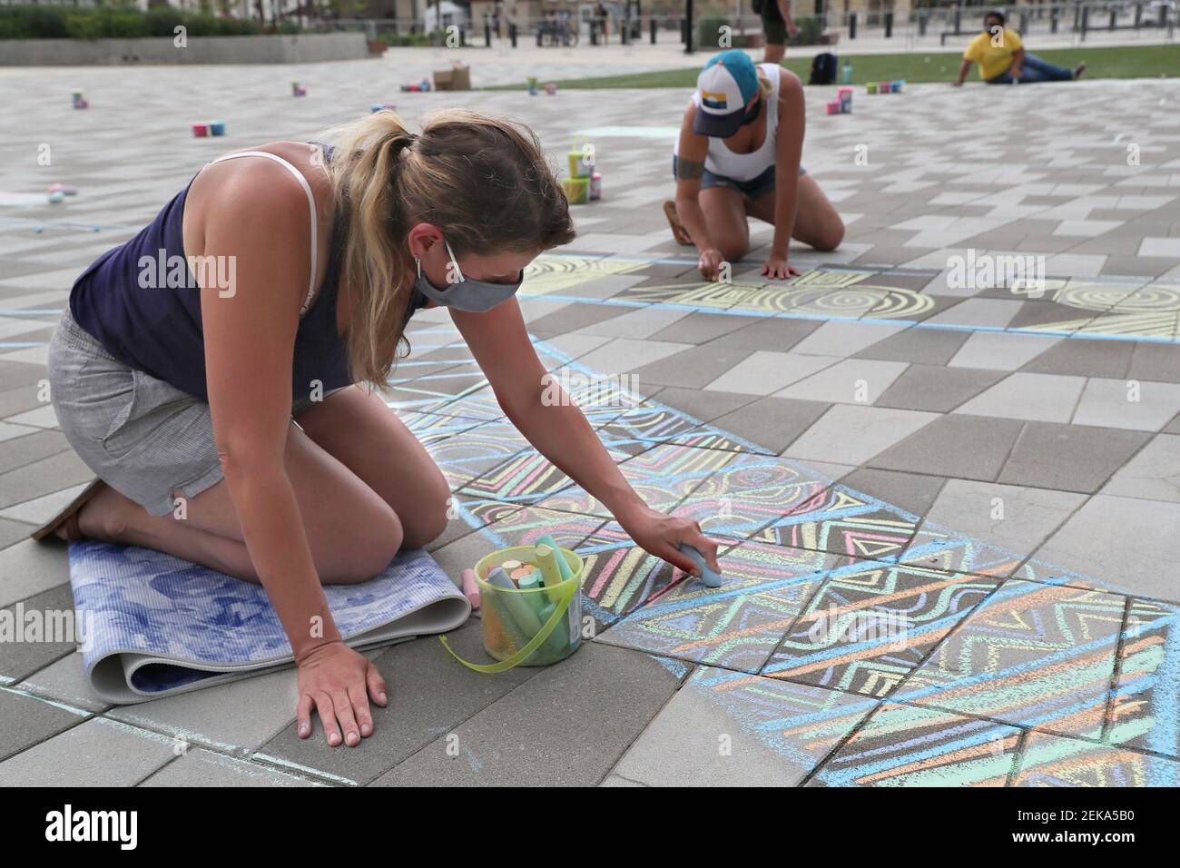 Bekki Crowley of Richfield, foreground, and her sister, Kerri Boissonnault of Milwaukee craft messages. Mjs Chalkplaza Nws Sears 3 (Photo by Michael Sears/Milwaukee Journal Sentinel/USA Today Network/Sipa USA) Stock Photo