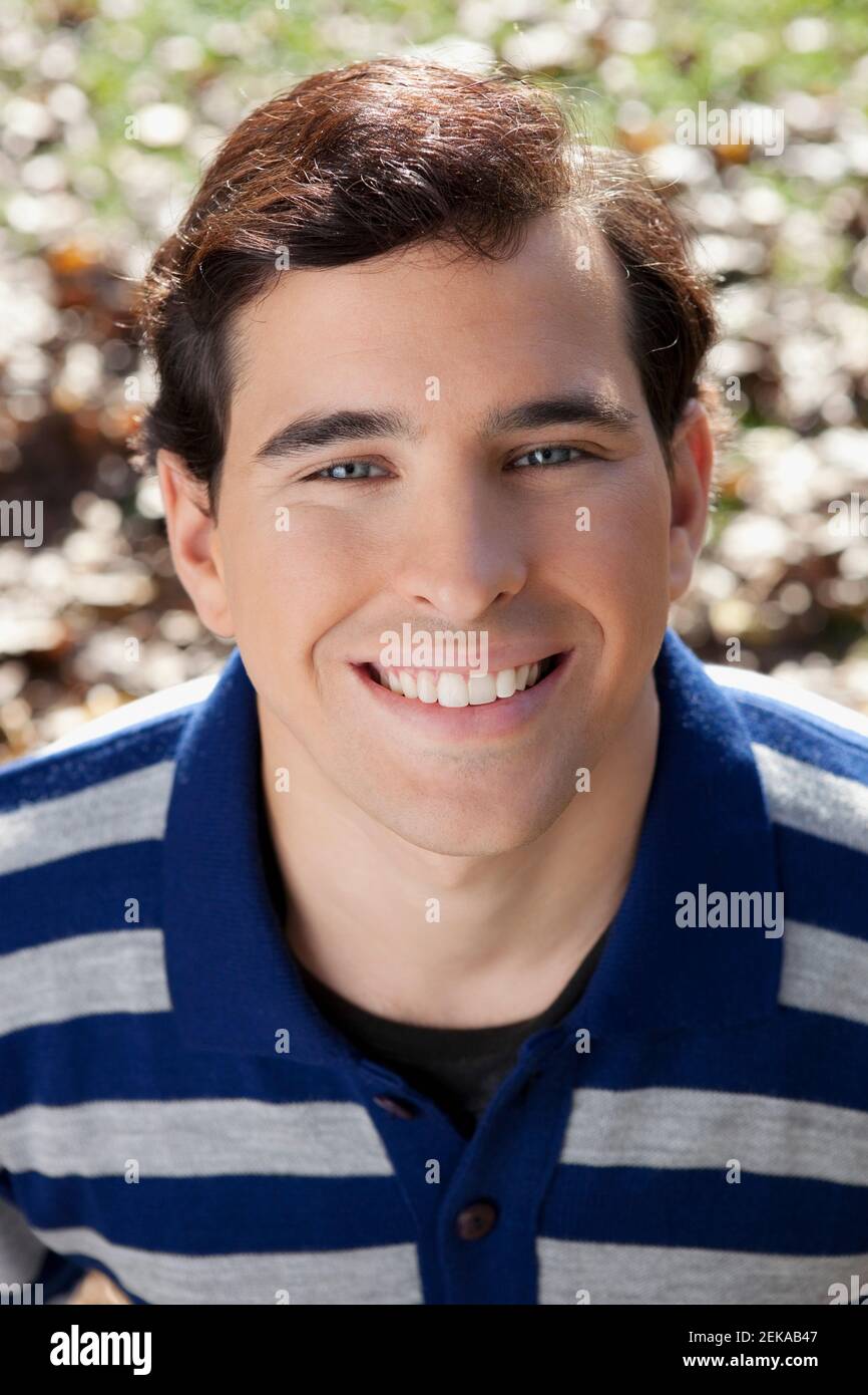Man smiling portrait 25 29 dof hi-res stock photography and images - Alamy