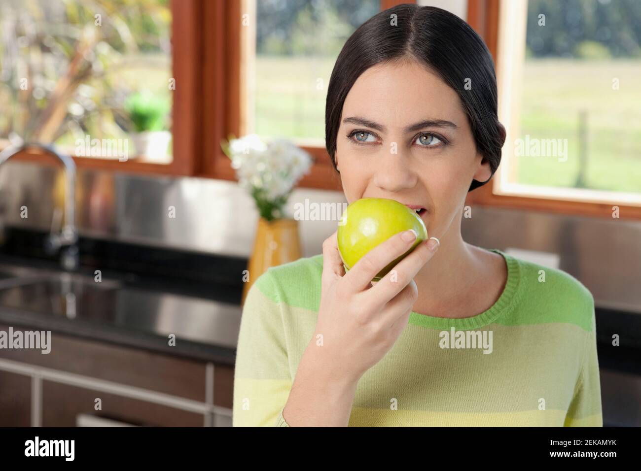 Woman eating a granny smith apple Stock Photo - Alamy Woman eating a granny smith apple Stock Photo - Alamy