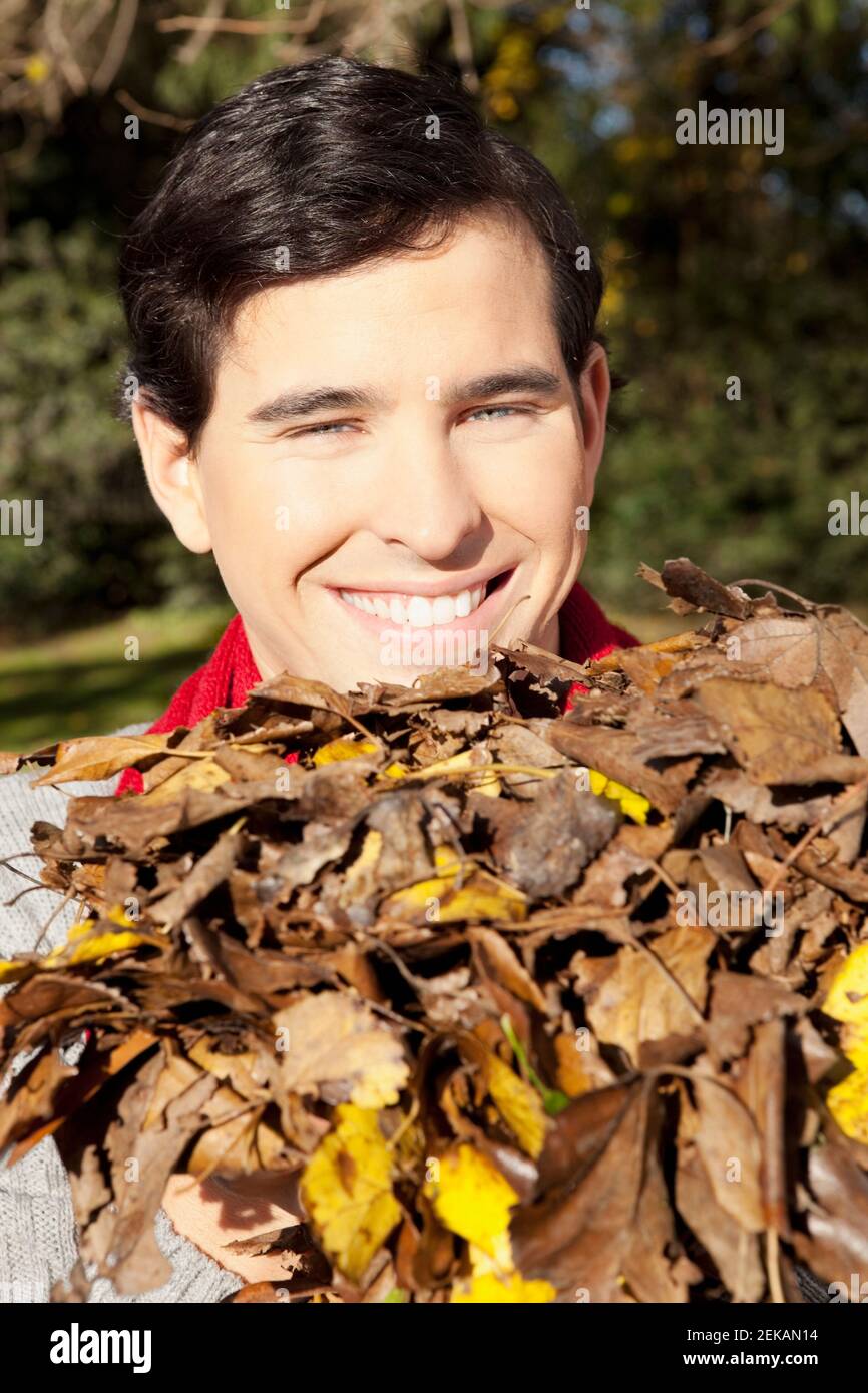 Man smiling portrait 25 29 dof hi-res stock photography and images - Alamy