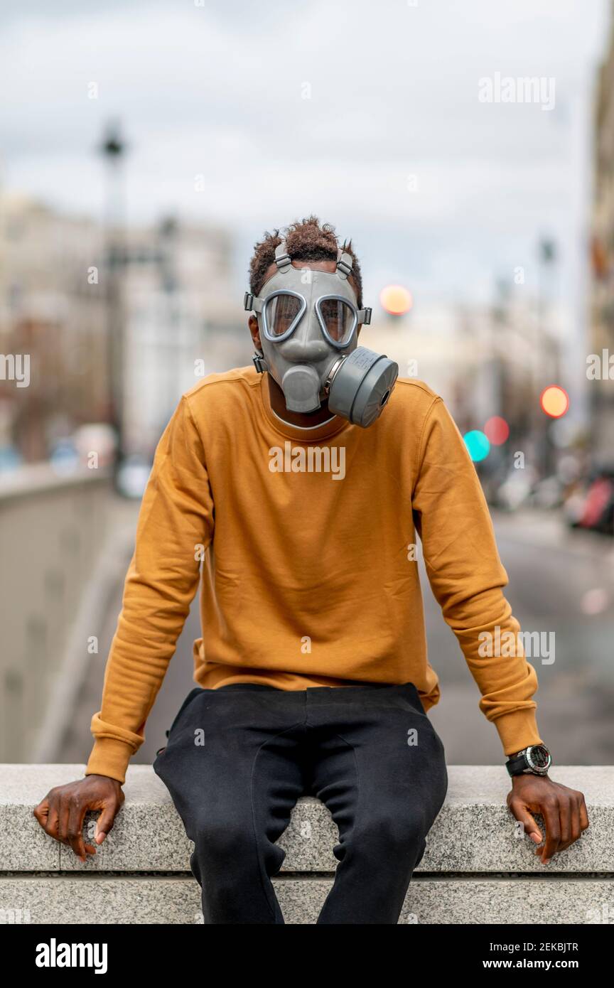 Man wearing gas mask hi-res stock photography and images - Alamy