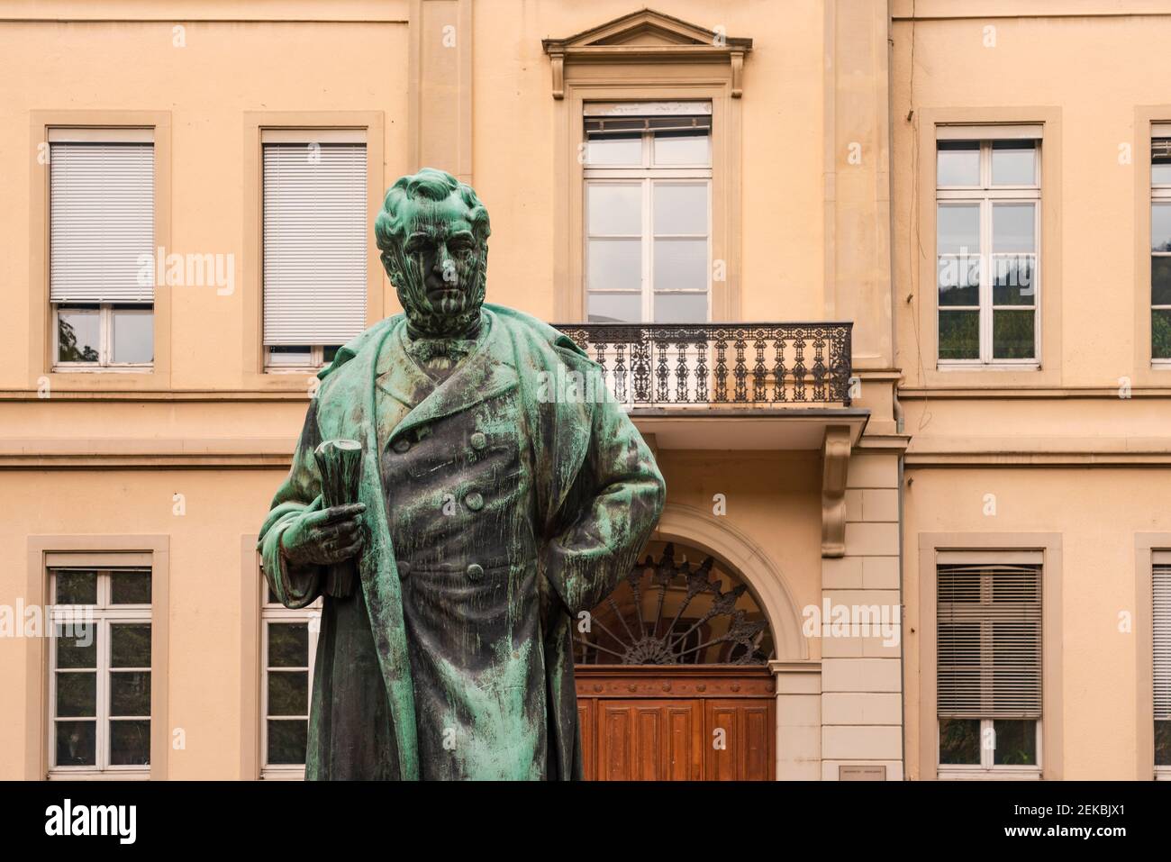 Germany, Baden-Wurttemberg, Heidelberg, Statue of Robert Bunsen standing in front of Psychologisches Institut der Universitat Heidelberg Stock Photo
