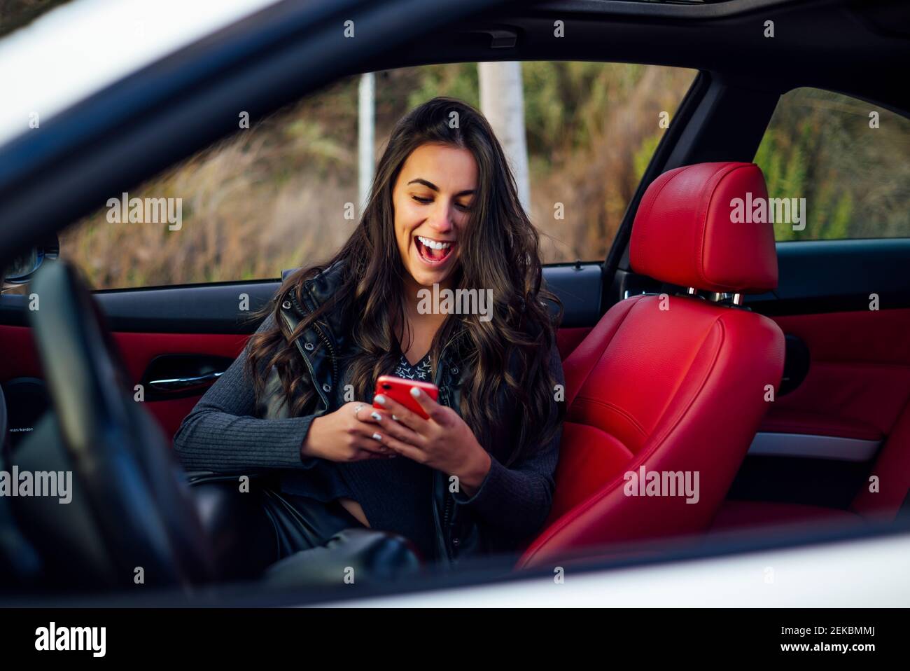 Woman and car and mobile phone hi-res stock photography and images - Alamy