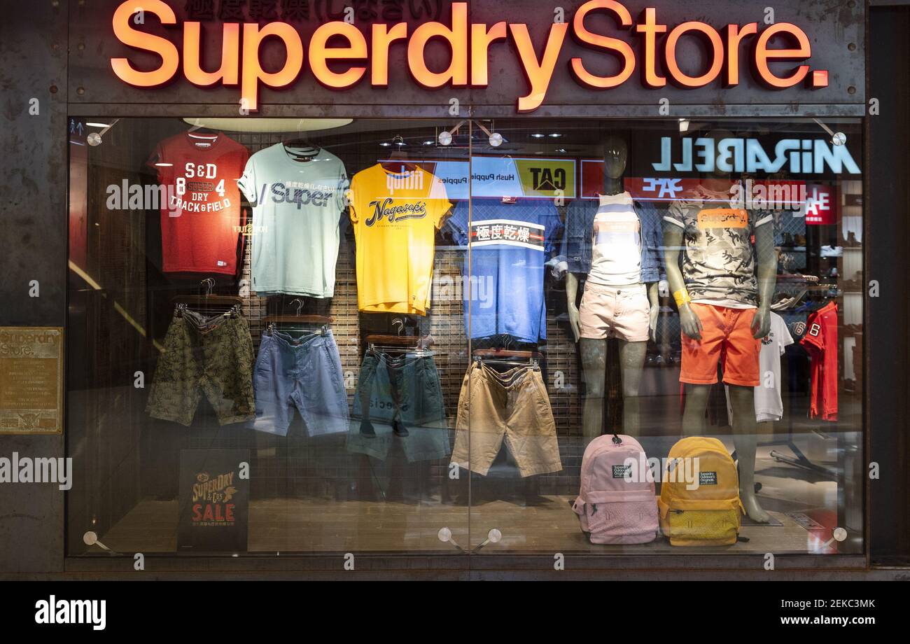 Papa overschrijving eten British clothing brand, Superdry store and logo seen in Hong Kong. (Photo  by Budrul Chukrut / SOPA Images/Sipa USA Stock Photo - Alamy