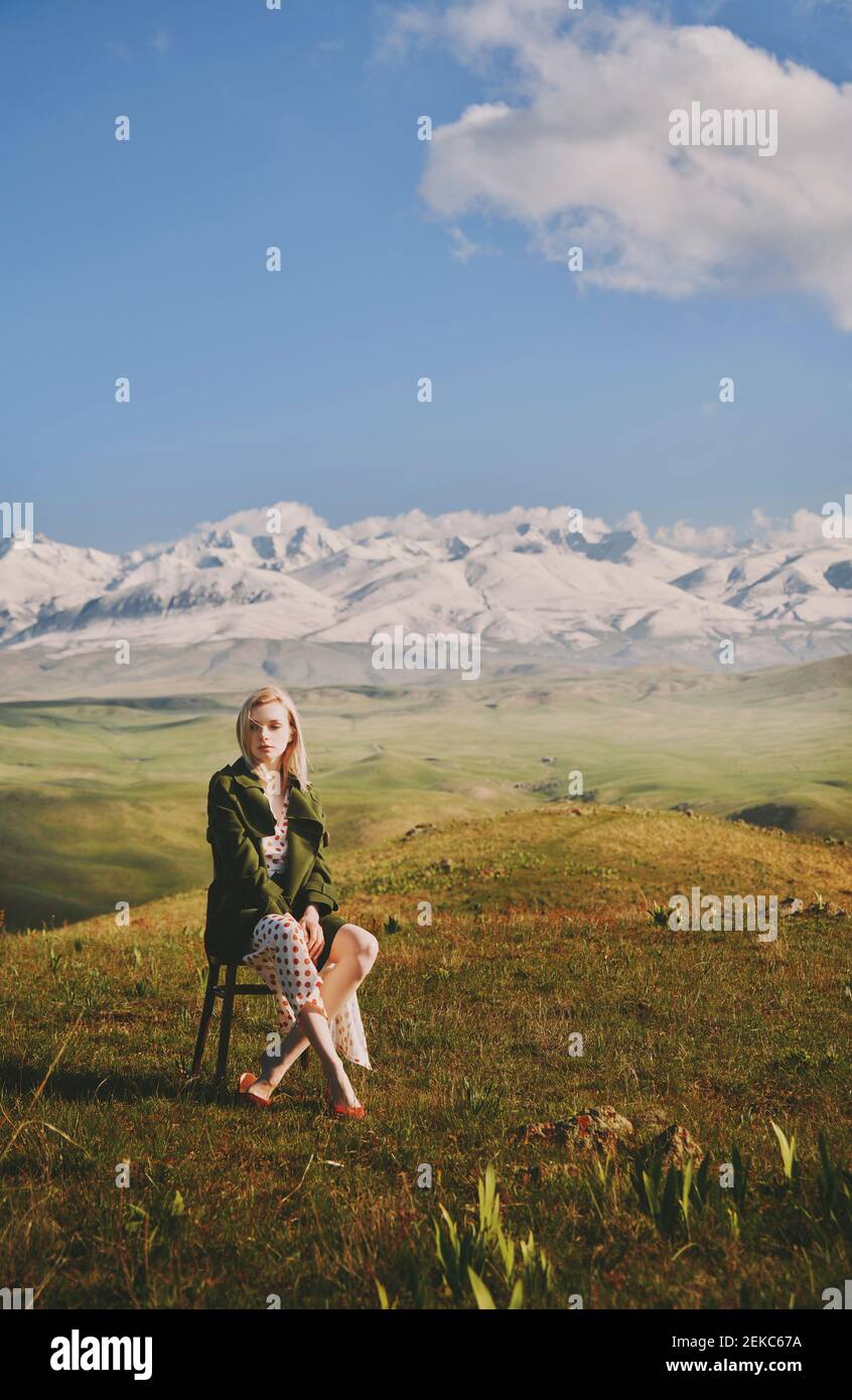 Woman sitting mountain sky blue hi-res stock photography and images - Alamy