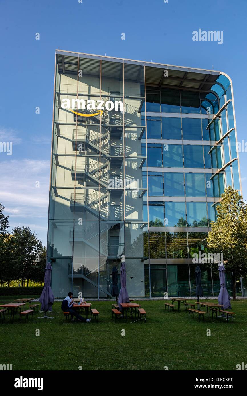 Bierbänke und Tische stehen vor dem Deutschlandsitz von Amazon in München.  Die Aktie von Amazon hat seit dem Ausbruch des Corona Virus einen Höhenflug  hingelegt. -- Banks and tables in front of