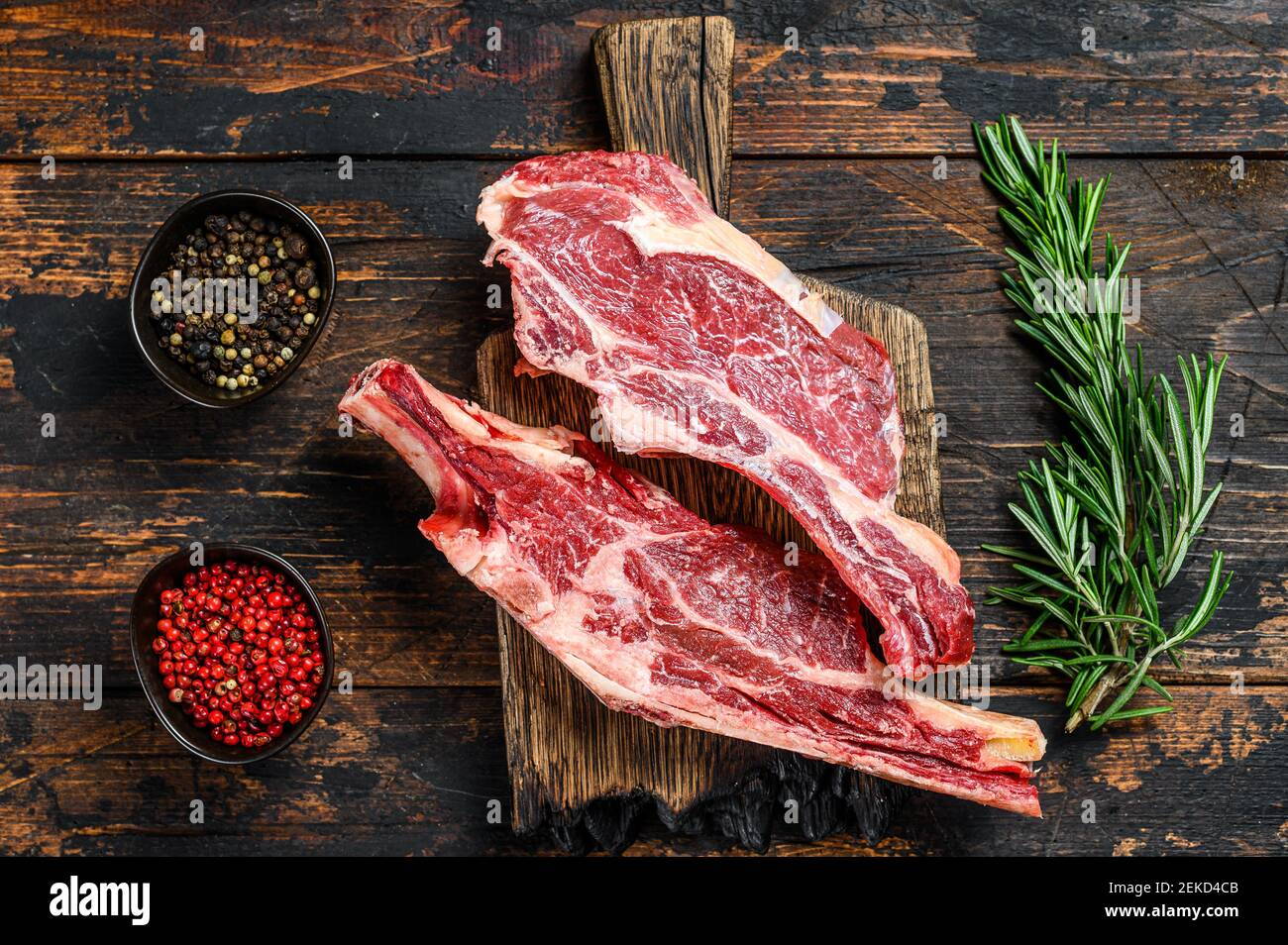 https://c8.alamy.com/comp/2EKD4CB/fresh-cuts-of-raw-beef-meat-on-a-cutting-board-dark-wooden-background-top-view-2EKD4CB.jpg