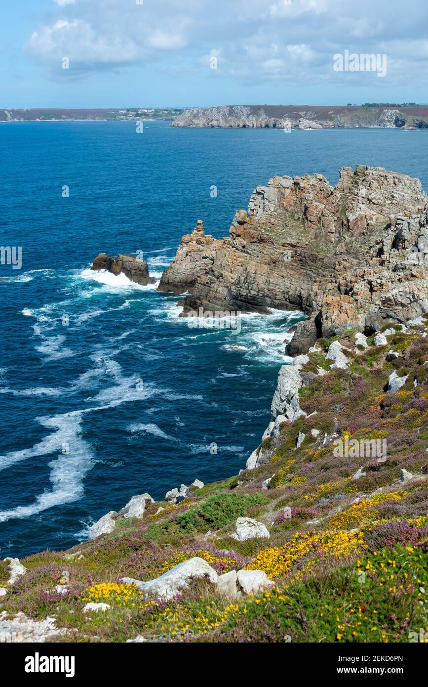 The atlantic ocean at the Pointe de Dinan, a cape on Crozon peninsula in Finistère, Brittany, France Stock Photo